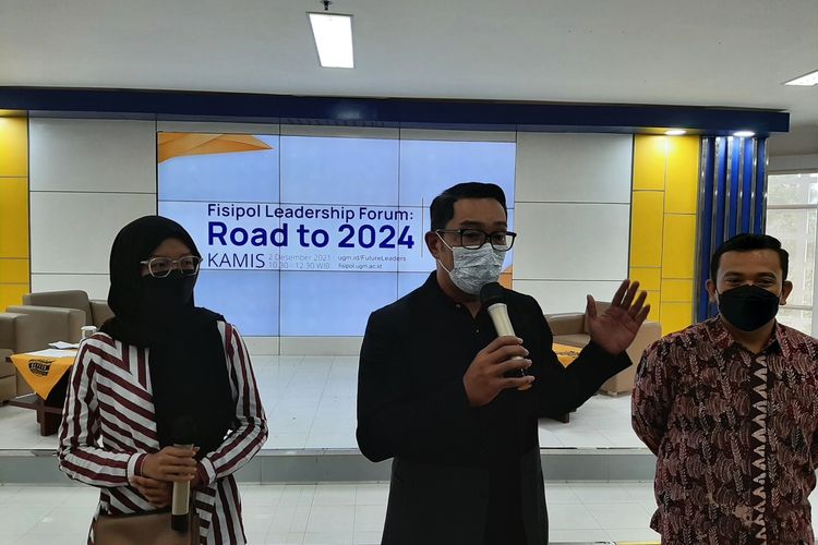 Gubernur Jawa Barat Ridwan Kamil saat menemui wartawan usai menghadiri acara Fisipol Leadership Road to 2024 Seri #I. Acara tersebut di gelar oleh Fakultas Ilmu Sosial dan Ilmu Politik (Fisipol) Universitas Gadjah Mada (UGM) .