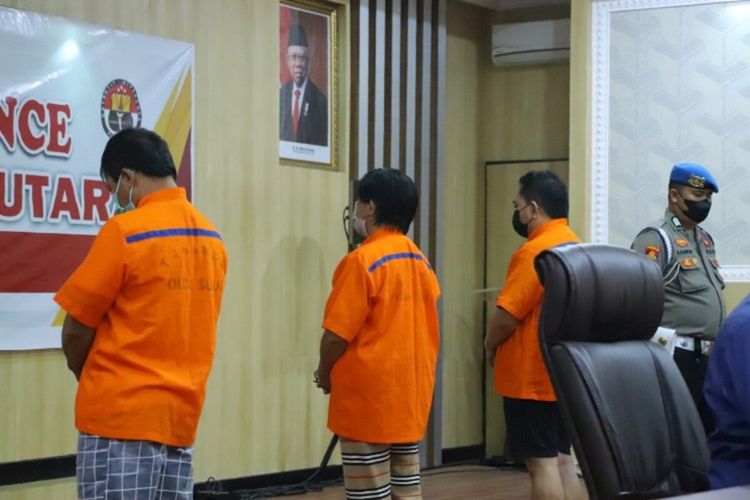 Tampak tiga tersangka kasus dugaan korupsi dana penanganan Covid-19 di Minut memakai rompi oranye. Ketiganya saat ini ditahan di Rutan Mapolda Sulut.