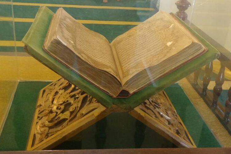 Al Quran Tulis Tangan dipajang di Masjid Sultan Riau di Pulau Penyengat, Tanjungpinang.