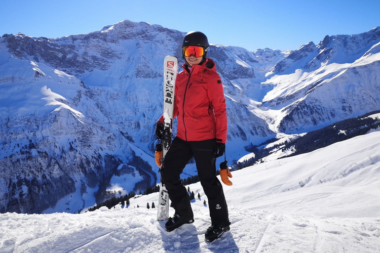 Melewatkan liburan dengan bermain ski di gunung Arosa, Swiss.