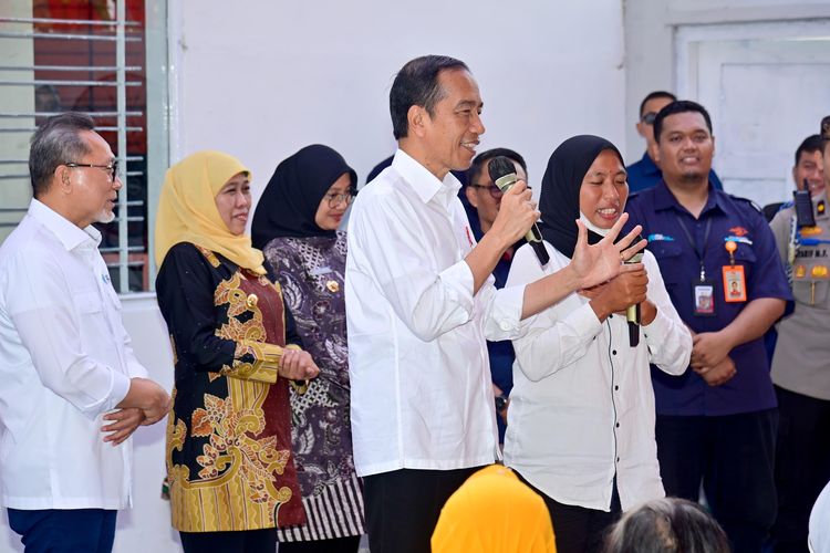 Presiden Joko Widodo menyerahkan Bantuan Langsung Tunai (BLT) El Nino kepada sejumlah penerima manfaat di Kantor Pos Genteng, Kabupaten Banyuwangi, Provinsi Jawa Timur, Rabu (27/12/2023).