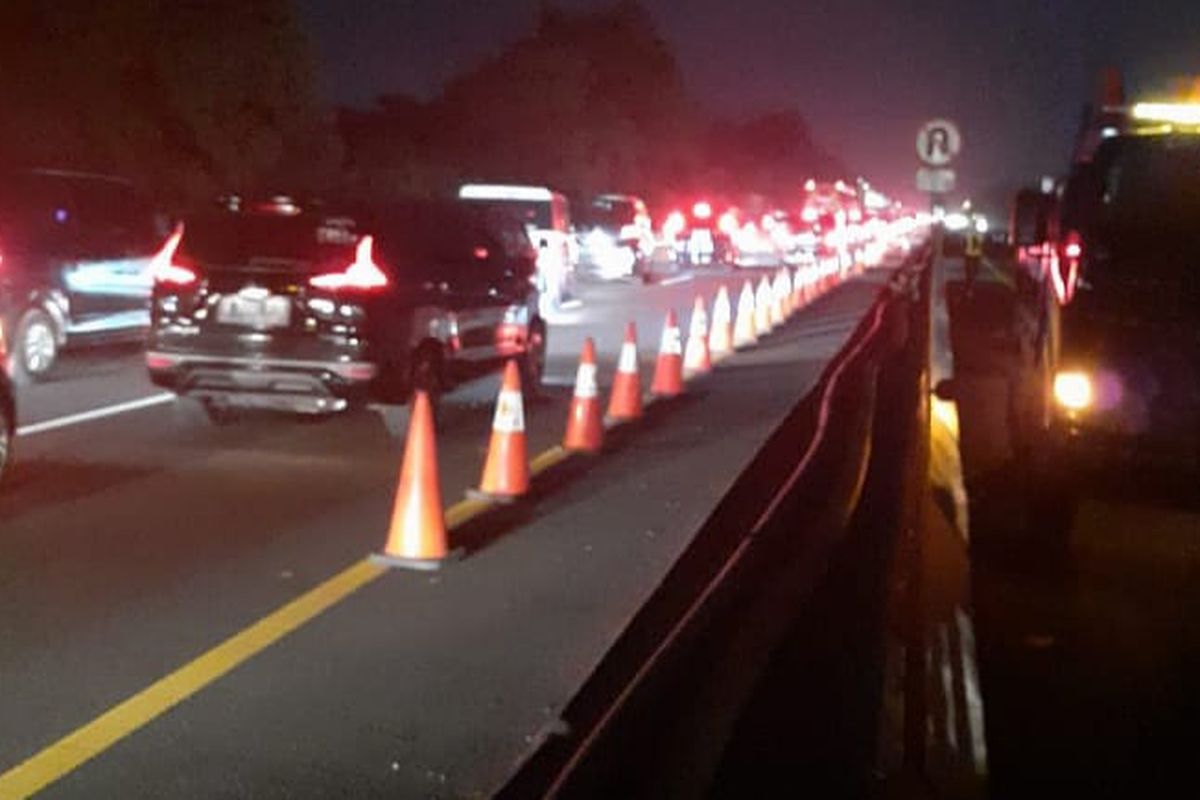 Contraflow Puncak Arus Balik di Tol Jakarta-Cikampek Diperpanjang, Minggu (2/8/2020).