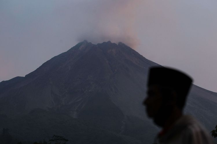 Komunitas warga ikut memantau perkembangan aktivitas Gunung Merapi dari Pos Pengamatan Gunungapi Merapi Babadan, Desa Krinjing, Kecamatan Dukun, Kabupaten Magelang, Jawa Tengah, Senin (16/11/2020). Sejak status Gunung Merapi ditingkatkan dari Waspada (Level II) menjadi Siaga (Level III), Kamis (5/11/2020), sebanyak 1.831 jiwa yang tinggal di lereng Gunung Merapi mengungsi.