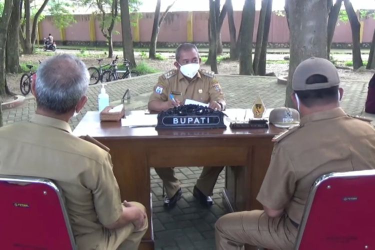 Cegah Covid, Bupati Berkantor di Ruang Terbuka Hijau