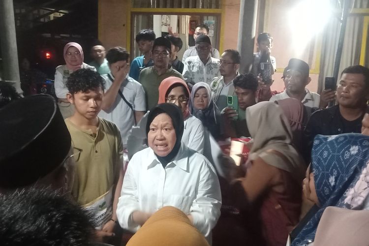 Mensos Tri Rismaharini berdama anak korban bencana longsor san banjir di Padang Pariaman, Sumbar, Rabu (13/3/2024) malam