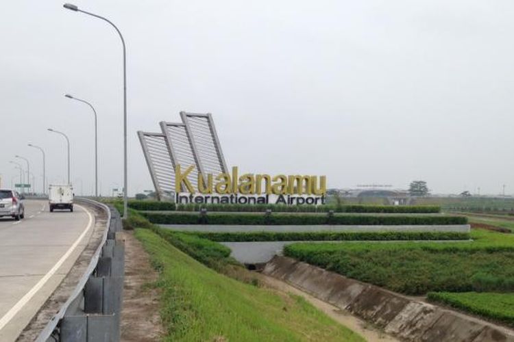 Tampak Bandara Internasional Kualanamu, Kabupaten Deli Serdang, Sumatera Utara, dilihat dari jalan tol. Foto diambil pada Selasa (22/9/2015). 