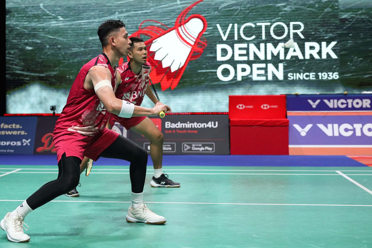 Ganda putra Indonesia, Fajar Alfian/Muhammad Rian Ardianto, saat tampil melawan wakil Korea Selatan, Jin Yong/Na Sung Seung, pada ajang Denmark Open 2023. Bagas/Fikri lolos ke final dan akan melawan wakil Malaysia, Aaron Chia/Soh Wooi Yik, pada Minggu (22/10/2023). Terkini, Fajar/Rian berkompetisi di French Open 2023.