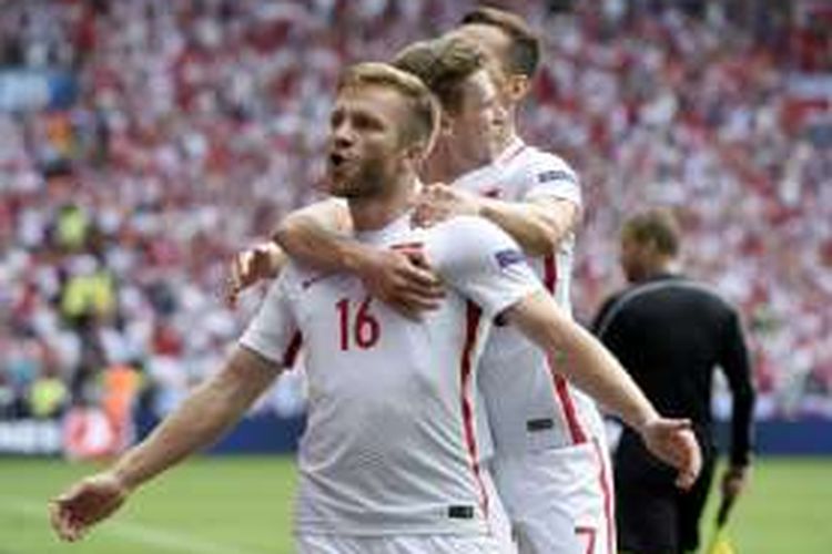 Gelandang Polandia, Jakub Blaszczykowski (depan), merayakan gol ke gawang Swiss, dalam laga 16 besar Piala Eropa di Stade Geoffroy-Guichard, Saint-Etienne, pada Sabtu (25/6/2016).