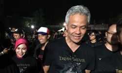 Ganjar Sekeluarga Berdiri 2 Jam demi Rock Cerdas Dream Theater