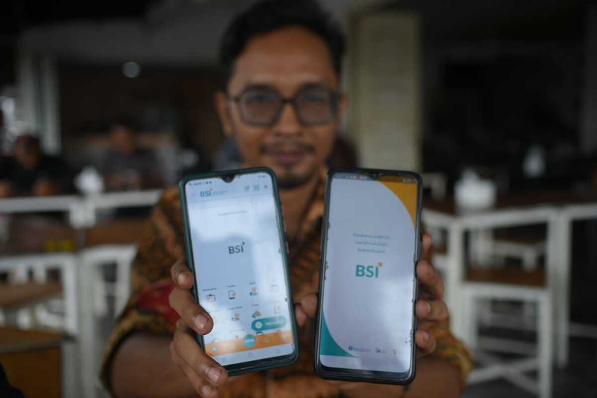 Warga memperlihatkan mobile banking Bank Syariah Indonesia (BSI) yang tidak bisa digunakan, di Kota Lhokseumawe, Provinsi Aceh, Selasa (9/5/2023)