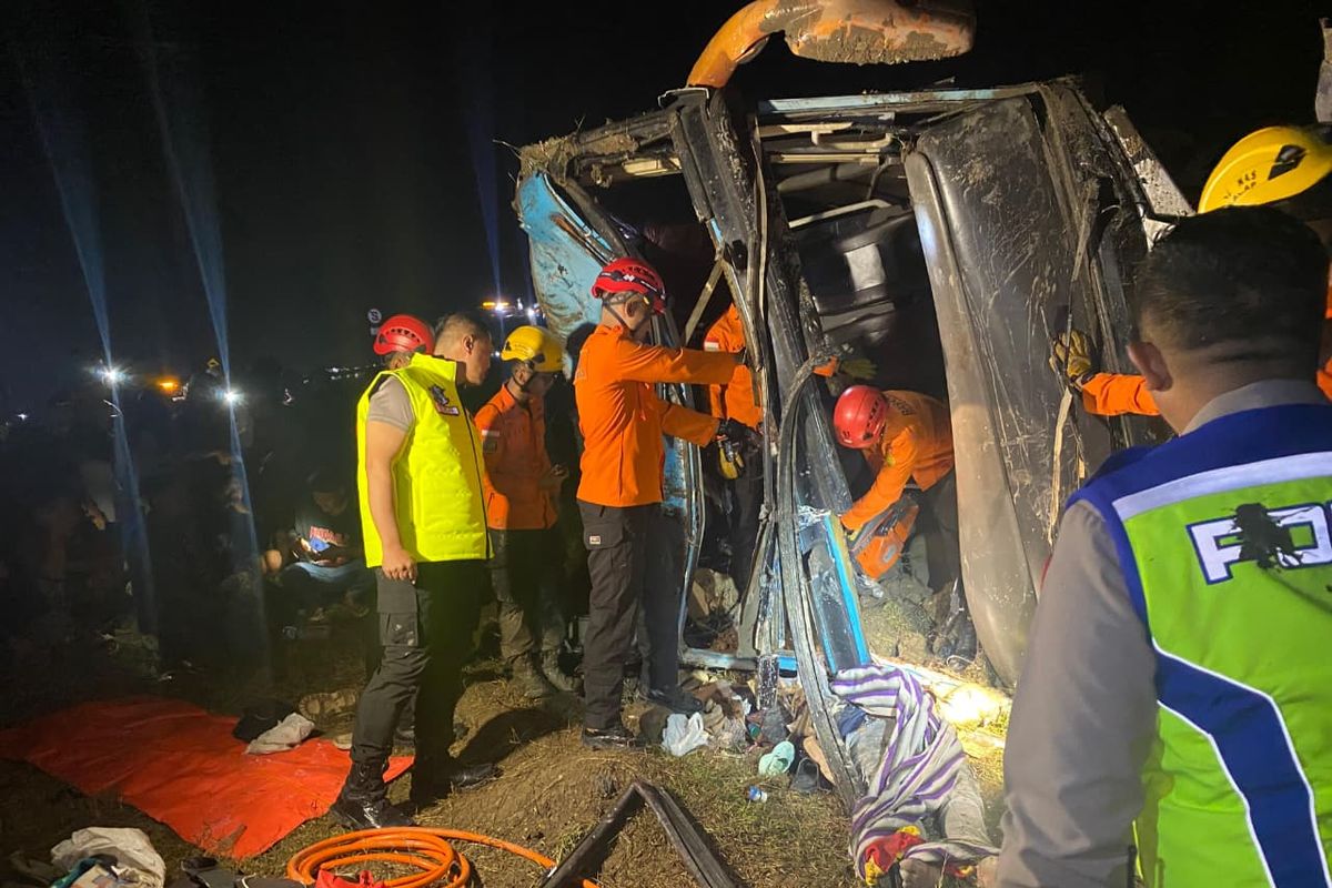 Kecelakaan Bus Zentrum di Tol Pejagan-Pemalang pada Selasa (17/3/2026) malam.