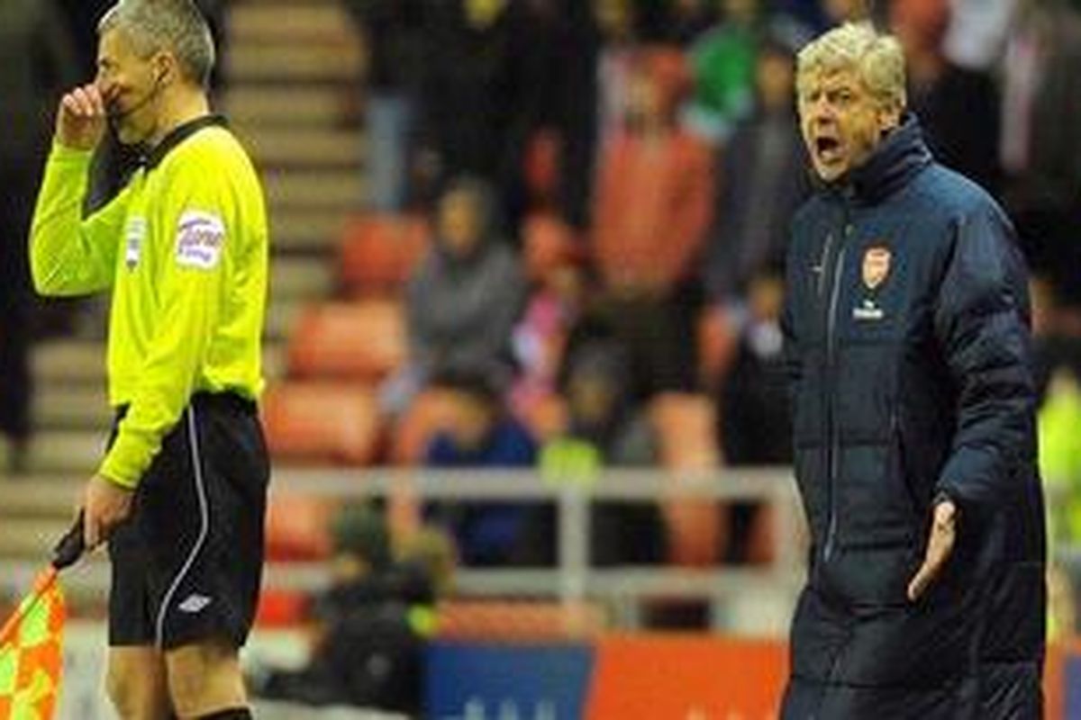 Salah satu ekspresi pelatih Arsenal, Arsene Wenger (kanan), ketika menyaksikan anak didiknya melakoni duel putaran kelima Piala FA melawan Sunderland, di Stadium of Light, Sabtu (18/2/2012).