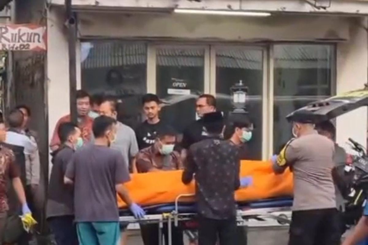 Polsek Pandaan serta tim inafis dari Polres Pasuruan sedang mengevakuasi seorang ibu muda asal Pandaan, Kabupaten Pasuruan, Jawa Timur yang tewas usai dicek suaminya sendiri, Jumat (09/05/2025) 