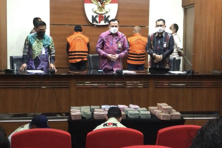 Tim KPK mengeluarkan uang yang disita dari hasil OTT terhadap Wali Kota Bekasi Rahmat Effendi