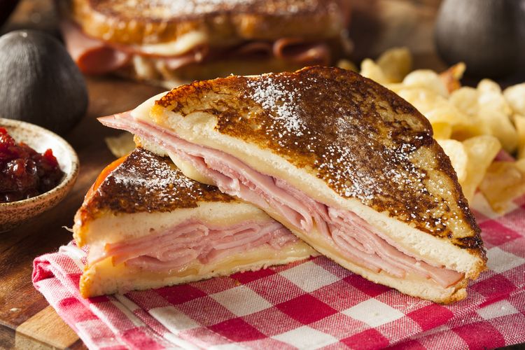 Ilustrasi monte cristo sandwich, sandwich klasik isi ham dan keju dari Perancis. 