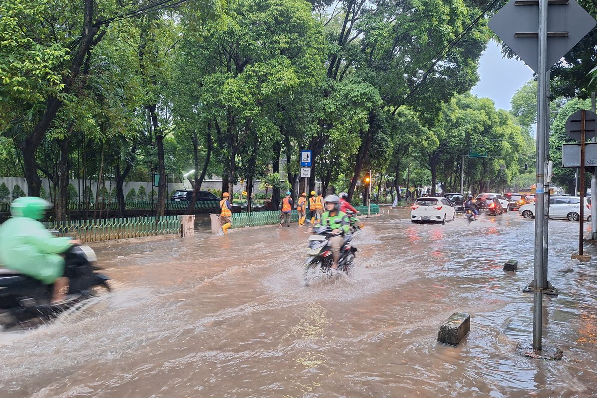 Situasi banjir di Jalan Dharmawangsa Raya