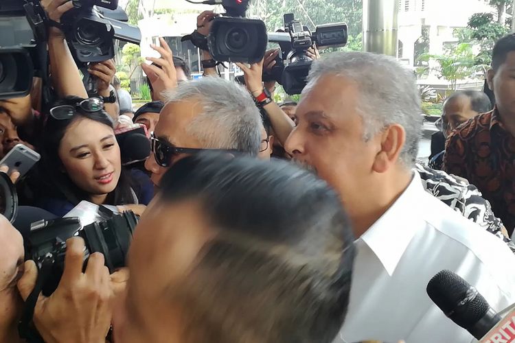 Direktur Utama Perusahaan Listrik Negara (PLN) Persero, Sofyan Basir (berkemeja putih di belakang) mendatangi gedung Merah Putih Komisi Pemberantasan Korupsi (KPK), Jumat (20/7/2018). 