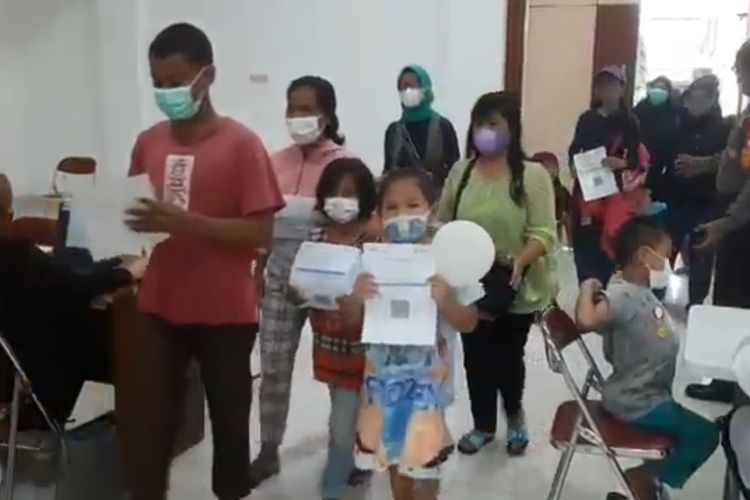 Sejumlah anak-anak berusia 6-11 tahun menghadiri program vaksinasi merdeka di GOR Matraman, Jakarta Timur, Minggu (16/1/2022).