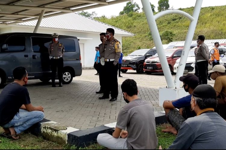 Direktur Ditlantas Polda Lampung, Kombes Chiko Ardwiatto memberikan edukasi kepada para sopir travel gelap di Pelabuhan Bakauheni, Lampung Selatan, Senin (25/5/2020). Travel gelap ini membawa pemudik yang hendak menyeberang ke Pulau Jawa. (FOTO: Dok. Ditlantas Polda Lampung).