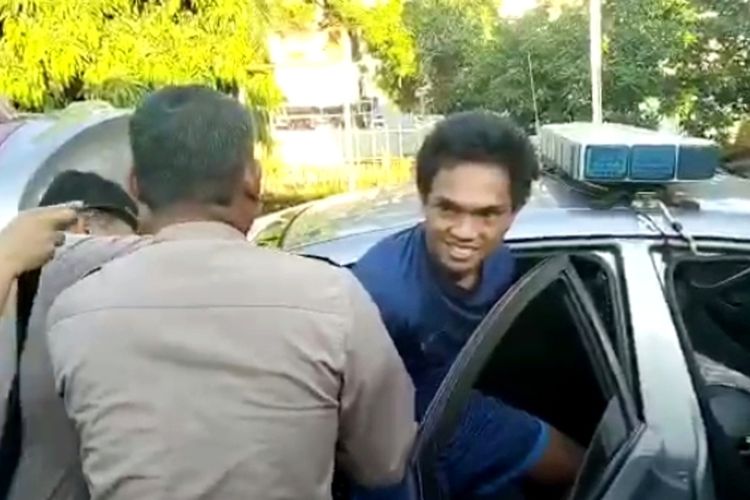 Mantan pemain PSM Makassar Achmad Hisyam Tolle yang diamankan aparat kepolisian usai melakukan aksi penganiayaan terhadap seorang sekuriti rumah bernyanyi di Kecamatan Biringkanaya, Kota Makassar, Sulawesi Selatan (Sulsel). Sabtu (6/5/2023)