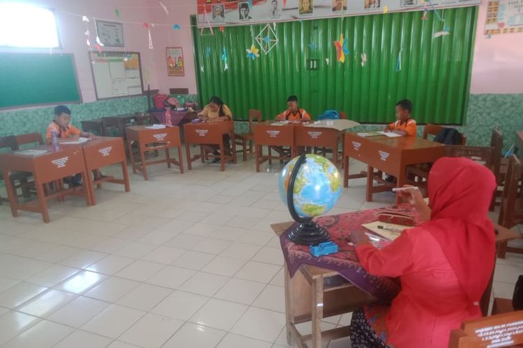 Guru di SD Negeri Sugihan 3 memberi materi pelajaran dengan kreativitas agar siswa semakin bersemangat.