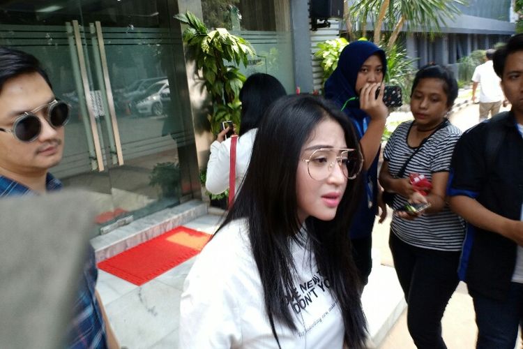 Pedangdut Dewi Perssik penuhi panggilan pihak kepolisian terkait laporan pada keponakannya di Polda Metro Jaya, Semanggi, Jakarta Selatan, Senin (19/11/2018).