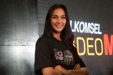 Pengalaman Pertama Maudy Koesnaedi Pegang Pistol