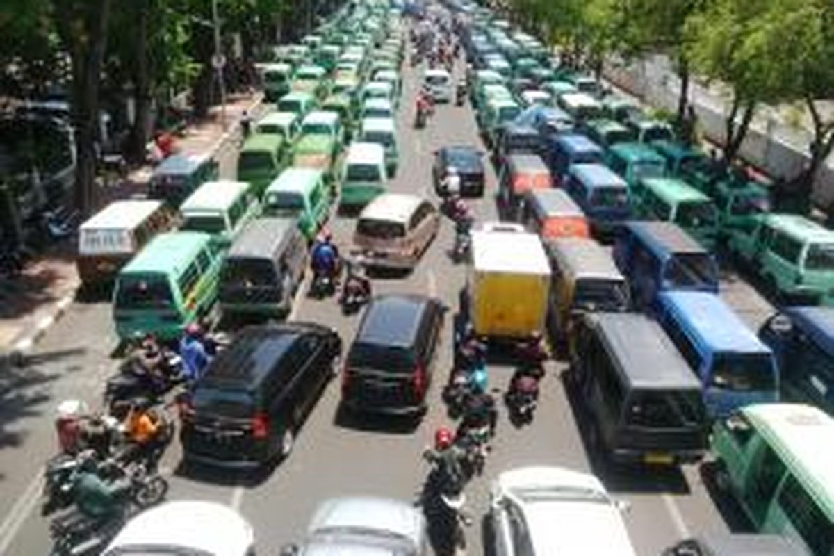 Ratusan angkot diparkir di Jalan Gubernur Suryo Surabaya.