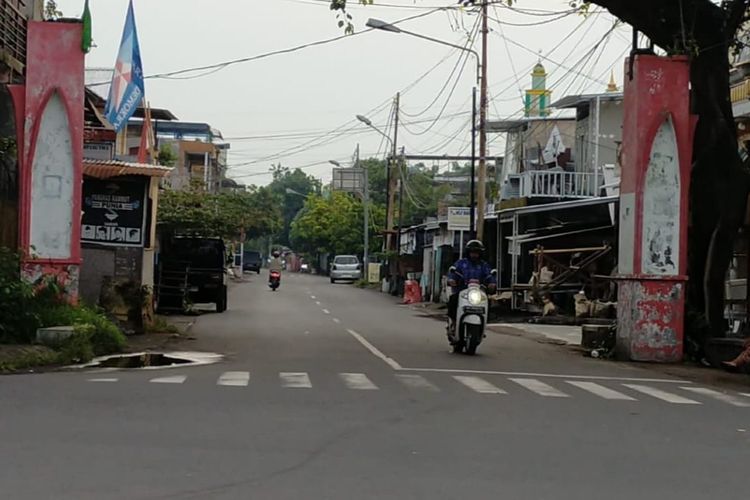 Jalan Kelurahan Punia, pedagang lontong banyak berjejer di pinggir jalan ini puncaknya saat H-1 lebaran sampai lebaran ketupat.