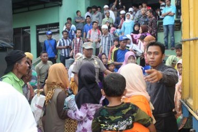 Warga Syiah yang selama ini ditempatkan di GOR Tennis Sampang dipindahkan ke Puspa Agro, Kabupaten Sidoarjo, Kamis (20/6/2013)