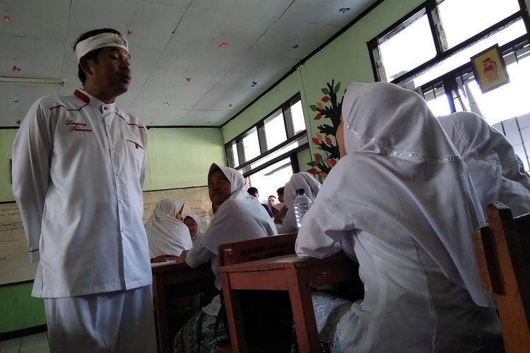 Bupati Purwakarta Dedi Mulyadi menyosialisasikan program baru Kemis Poe Welas Asih atau Kamis Hari Kasih Sayang kepada pelajar di SMPN 5 Purwakarta pada Rabu (6/9/2017).