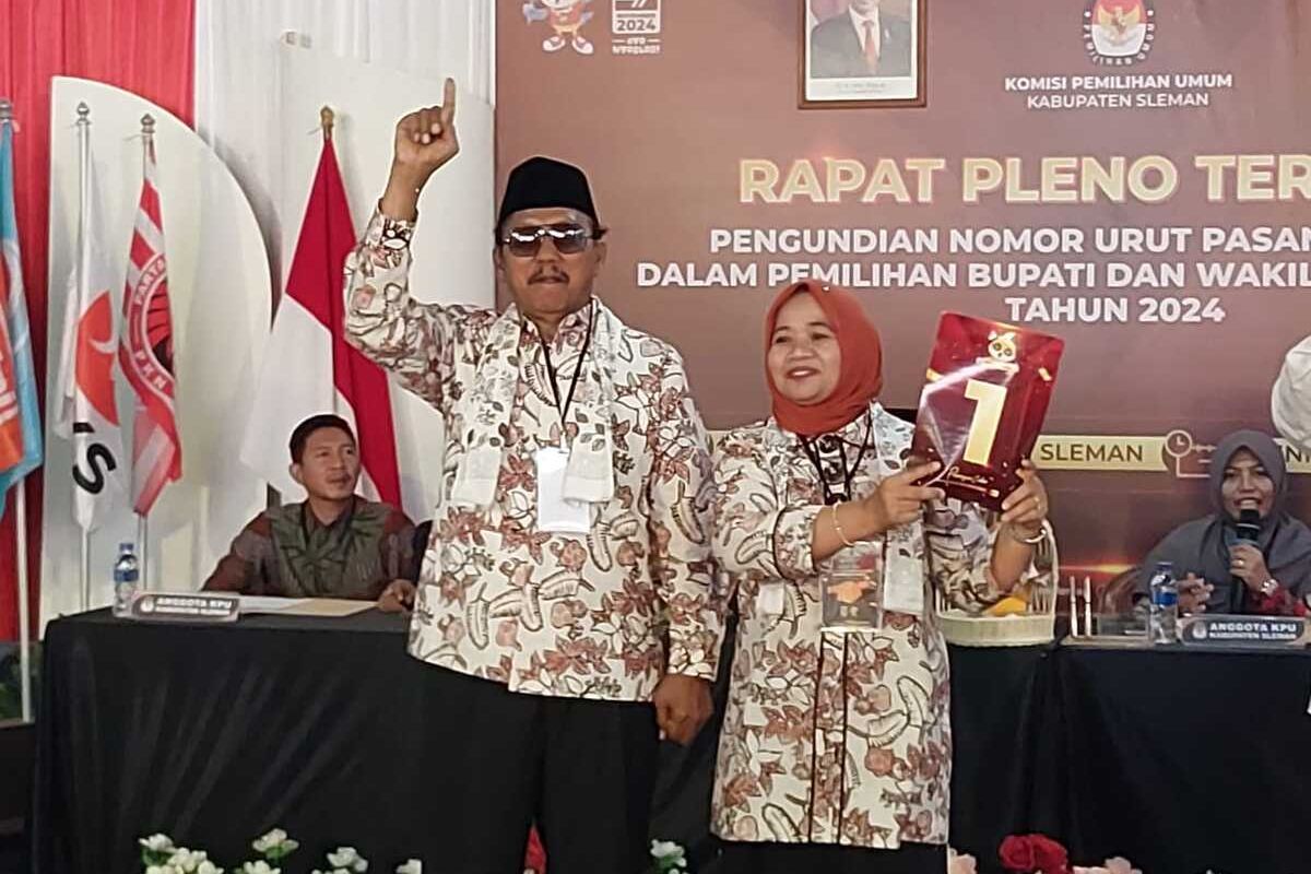 Pasangan calon bupati dan calon wakil bupati, Kustini Sri Purnomo - Sukamto saat menunjukan nomor urut di Pilkada Sleman 2024. Komisi Pemilihan Umum (KPU) Sleman mengelar rapat pleno terbuka pengundian nomor urut pasangan calon dalam pemilihan bupati dan wakil bupati Sleman Tahun 2024 pada Senin (23/09/2024).