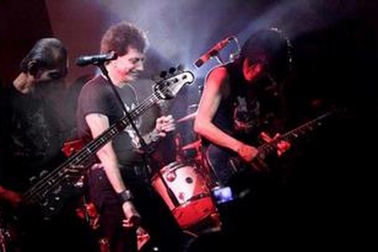 Band rock legendaris God Bless tampil dalam konser Founders Day di Hard Rock Cafe Jakarta, Selasa (14/6/2011) malam. God Bless membawakan 15 lagu, diantaranya Panggung Sandiwara, Semut Hitam, Serigala Jalanan, dan Rumah Kita.