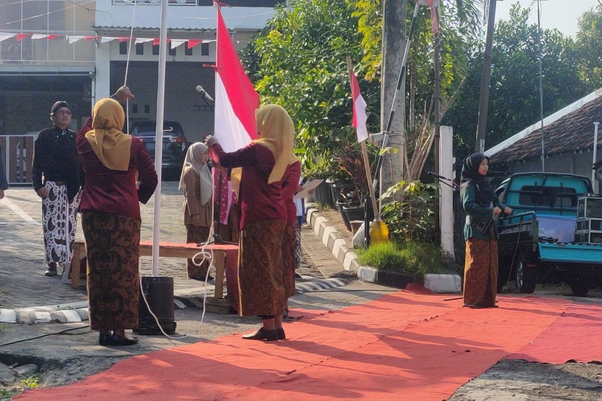Ketua Panitia 17 Agustus di RT 01 RW 03 di Terbah, Surono, memimpin upacara bendera di Dusun Terbah, Kalurahan Wates, Kapanewon Wates, Kabupaten Kulon Progo, Daerah Istimewa Yogyakarta.