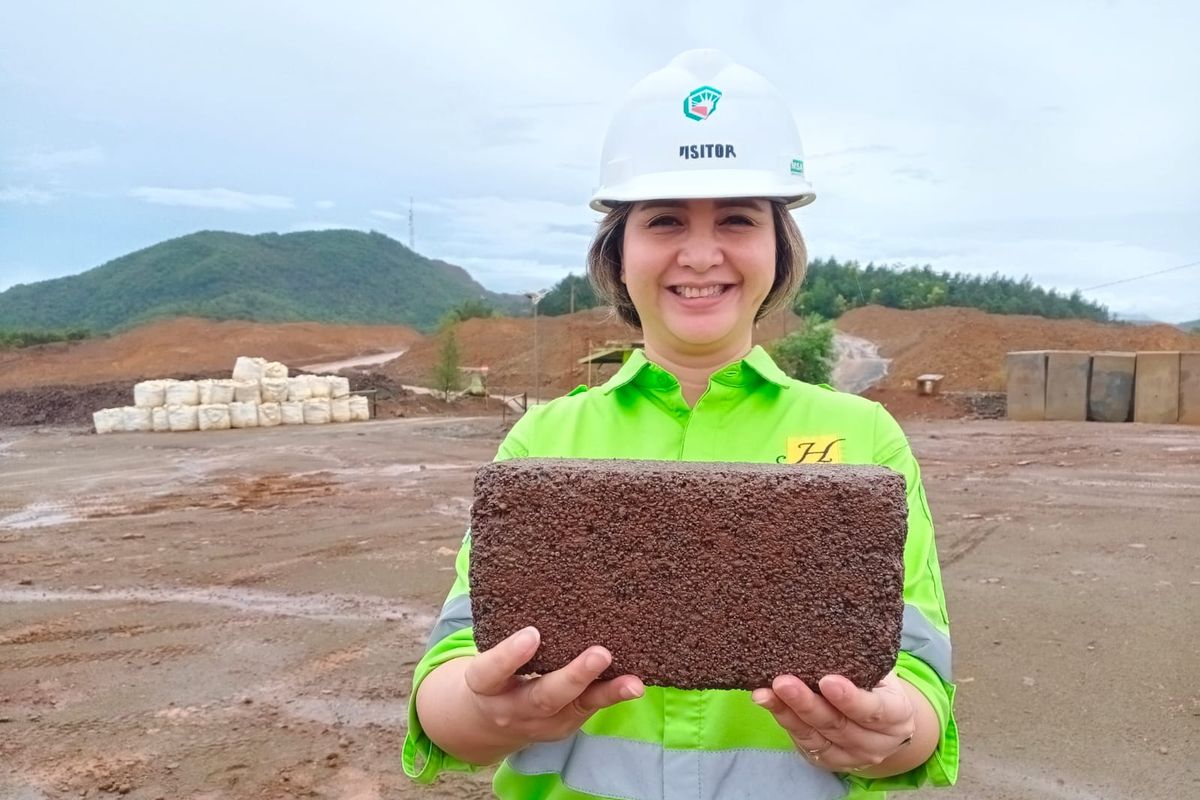Batako yang terbuat dari formulasi slag nikel 85 persen, fly ash 10 persen dan semen 5 persen ini declaim kokoh, kuat, dan ramah lingkungan. Corporate Affairs Manager Harita Nickel Anie Rahmi tampak memegang batako slag nikel dengan berat 1 kg.