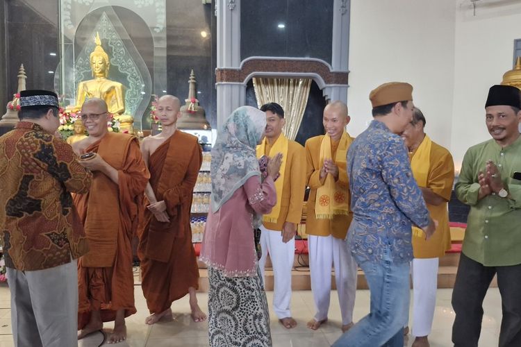 Komunitas umat lintas agama di Jawa Tengah turut merayakan Hari Raya Waisak 2568 TB di Vihara Tanah Putih, Kota Semarang, Kamis (23/5/2024).
