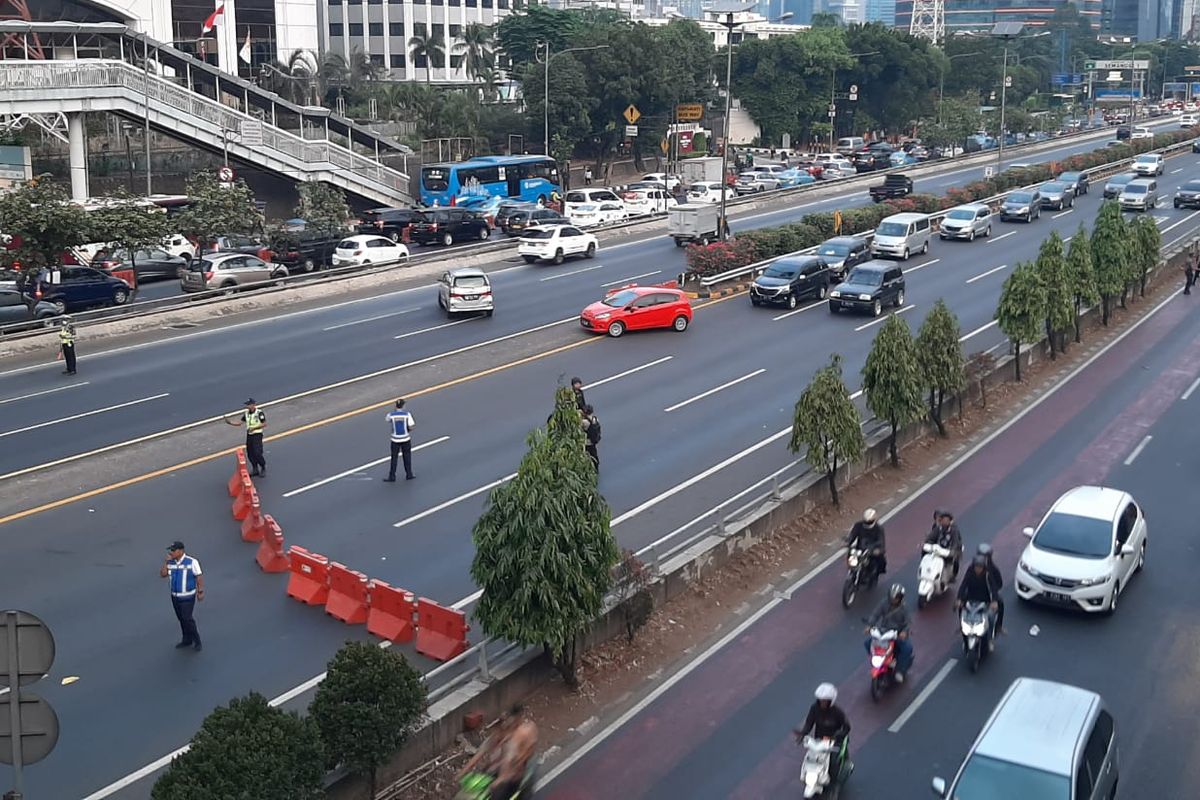 ruas tol dalam kota Cawang-Grogol dialihkan akibat adanya aksi unjuk rasa di sekitar Kompleks Parlemen Senayan, Jakarta Pusat, Rabu (25/9/2019).