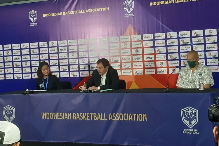 Pelatih timnas basket Indonesia Rajko Toroman bersama salah satu pemain, Arki Dikania Wisnu, dalam sesi konferensi pers seusai laga terakhir Grup C Kualifikasi FIBA World Cup 2023 Zona Asia kontra Yordania di Istora Senayan, Jakarta, pada Senin (4/7/2022) malam WIB.