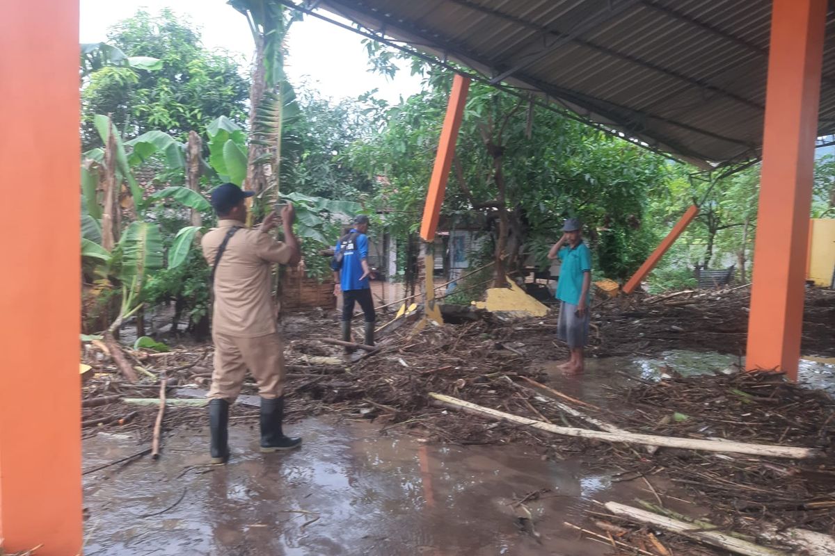 Foto: Banjir bandang terjang 86 rumah di Dusun Kendit Barat, Desa Kendit, Kecamatan Kendit, Kabupaten Situbondo, Provinsi Jawa Timur pada Selasa (24/12/2024) pukul 15.00 WIB. 
