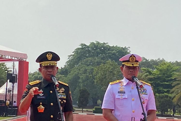 Jenderal Agus Subiyanto dan Laksamana Yudo Margono saat proses serah terima jabatan Panglima TNI di Plaza Markas Besar TNI, Cilangkap, Jakarta Timur, Rabu (22/11/2023).