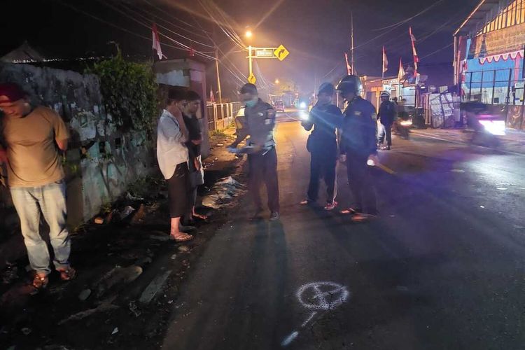 Petugas kepolisian melakukan olah tempat kejadian perkara kecelakaan di Jalan Raya Ciampea, Desa Cibadak, Kecamatan Ciampea, Kabupaten Bogor, Jawa Barat, Sabtu (6/8/2022) malam.