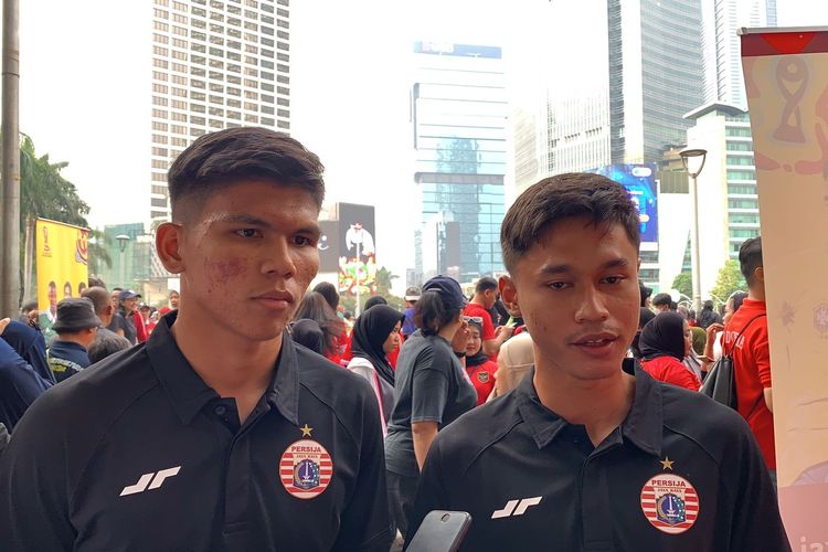 Pemain Persija Jakarta, Cahya Supriadi dan Alfriyanto Nico, saat meramaikan tur trofi Piala Dunia U17 2023 di Jakarta pada Minggu (15/10/2023). 