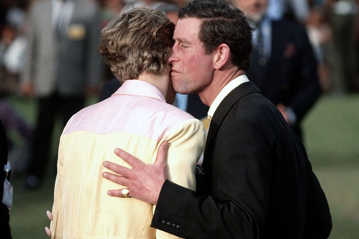 Putri Diana menghindar ketika Pangeran Charles berusaha menciumnya. Foto ini kemudian ramai diperbincangkan di media sebagai bukti ketidakharmonisan rumah tangga mereka.