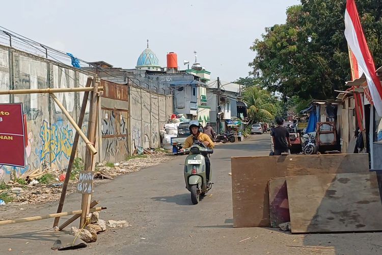 Jalan Kali Baru Timur Ditutup Warga yang Klaim Lahan Belum Dibayar, Ini Penjelasan Camat