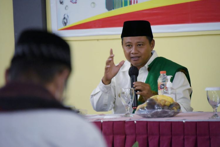 Wakil Gubernur (Wagub) Jawa Barat (Jabar) Uu Ruzhanul Ulum saat memberikan arahan kepada kepala sekolah dan pengawas sekolah SMA/SMK se-Kota Sukabumi di Aula SMA Negeri 3 Kota Sukabumi, Senin (22/11/2021).