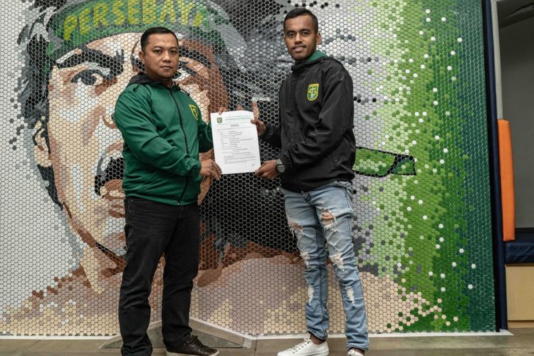 Muhammad Alwi Slamat usai menandatangani kontrak bersama Persebaya Surabaya.