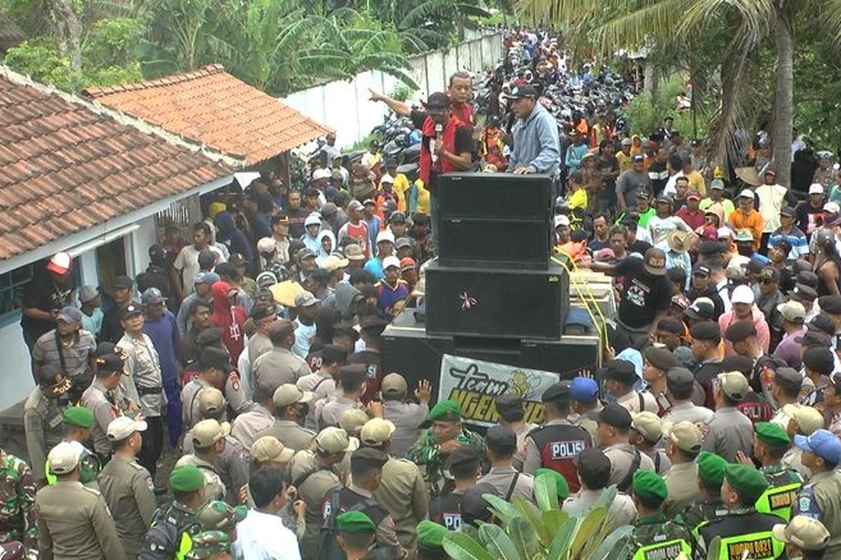 Ratusan massa aksi demo tambak udang di Kabupaten Lumajang, Jawa Timur, Senin (30/12/2024)