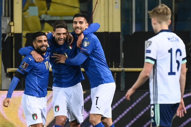Penyerang Italia, Domenico Berardi merayakan golnya dengan Lorenzo Insigne dan Lorenzo Pellegrini setelah mencetak gol pembuka pada laga Kualifikasi Piala Dunia kontra Irlandia Utara di Stadion Ennio-Tardini, Parma, Jumat (26/3/2021) dini hari WIB.