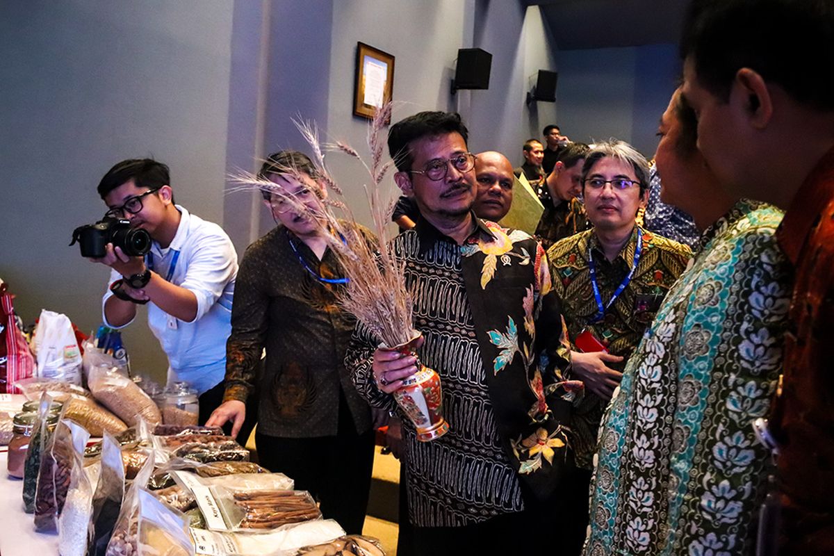 Menteri Pertanian RI, Syahrul Yasin Limpo  saat mengecek komoditas ekspor Indonesia di Pabrik Indofood Sukses MakmUr Tbk, Divisi Bogasari, Jakarta Utara, Rabu (27/11/2019).