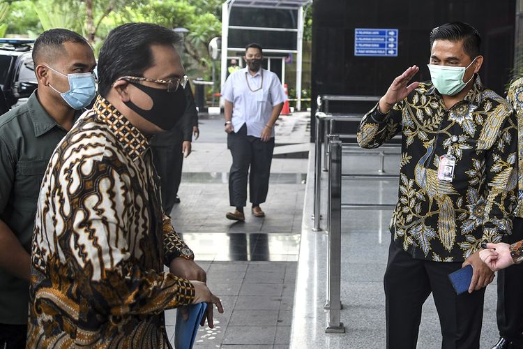 Ketua Badan Pemeriksa Keuangan (BPK) Agung Firman Sampurna (kedua kiri) disambut Deputi Penindakan KPK Karyoto (kanan) setibanya di gedung Komisi Pemberantasan Korupsi (KPK), Jakarta, Selasa (8/12/2020). Ketua BPK diperiksa KPK sebagai saksi kasus suap terkait proyek pembangunan sistem penyediaan air minum (SPAM) di Kementerian Pekerjaan Umum dan Perumahan Rakyat (PUPR) tahun anggaran 2017-2018 dengan tersangka Leonardo Jusminarta Prasetyo. ANTARA FOTO/M Risyal Hidayat/aww.